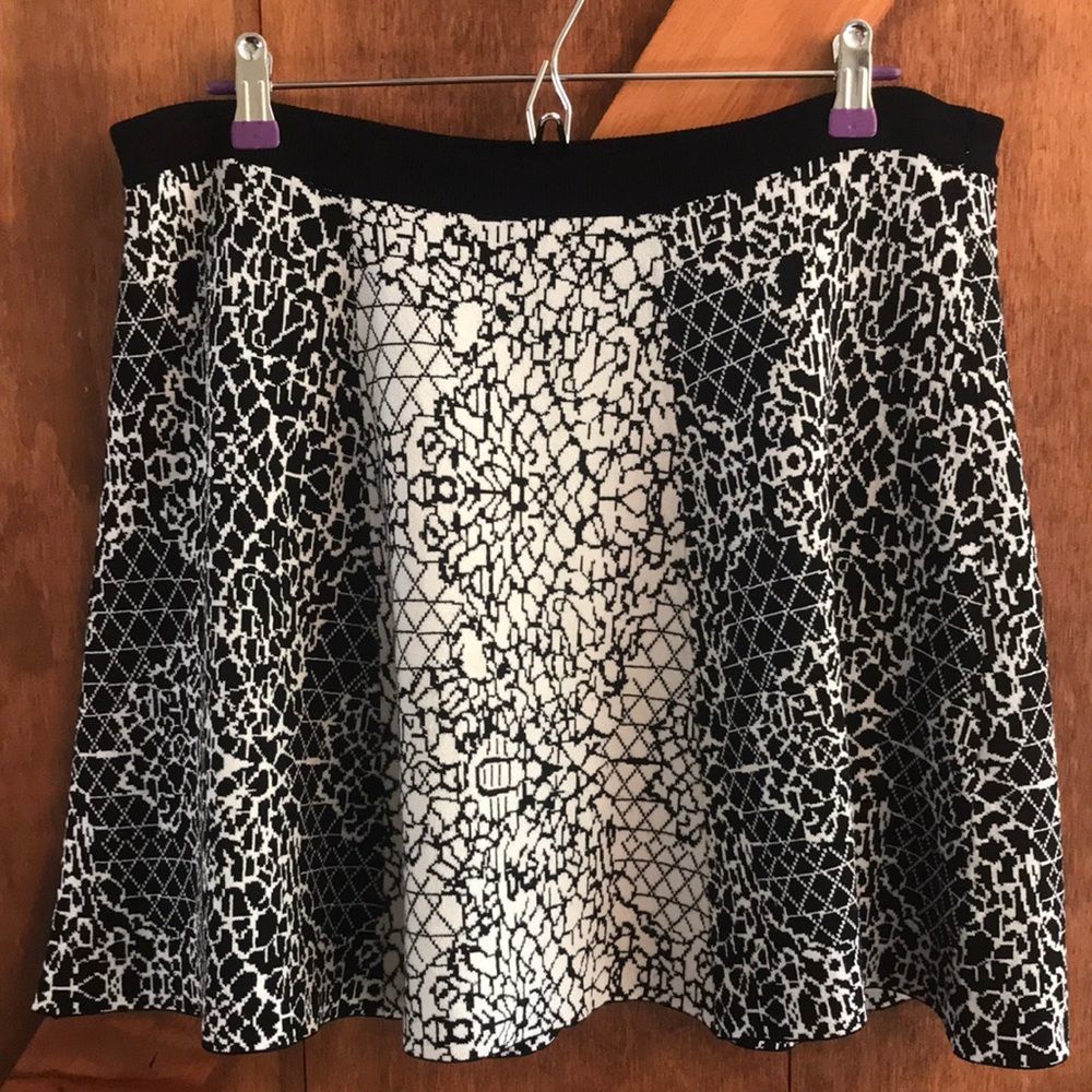 BR black & white pattern mini skirt